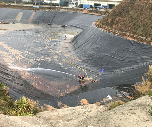 策勒废水池清理