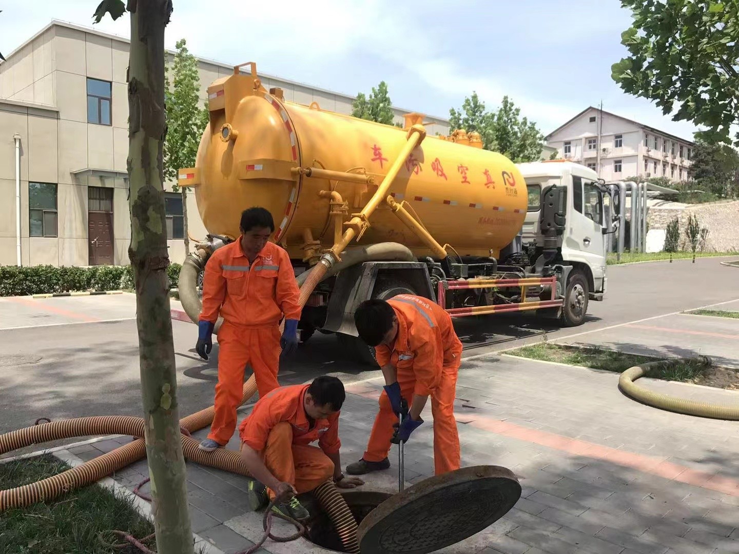 策勒管道疏通车停在窨井附近