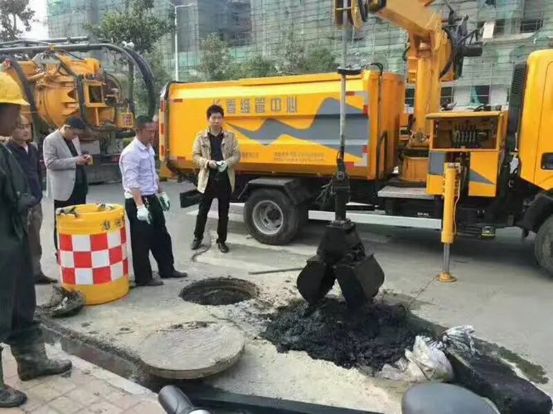 策勒街道：网格员化身“清道夫”，为民解忧疏通“堵心”化粪池