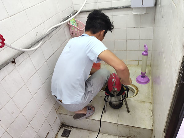 策勒肥皂掉到马桶里把马桶堵住了怎么办？马桶堵住了怎么办