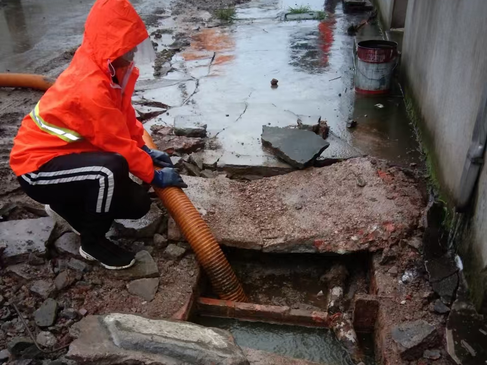 策勒专业清理污水池 炜誉市政以规范流程守护城市 “肠道”