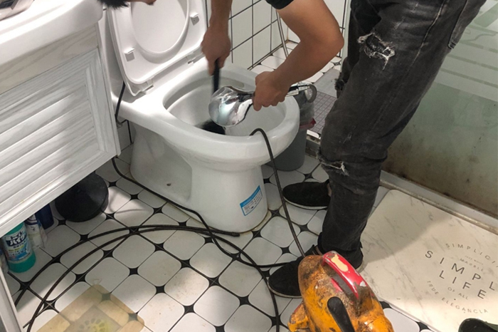 策勒马桶堵塞自己疏通还是找师傅?专业上门服务让你省时更省心