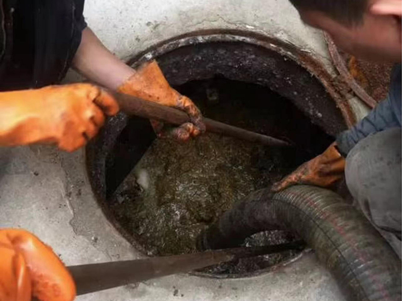 策勒清理化粪池时如何避免沼气的危害?